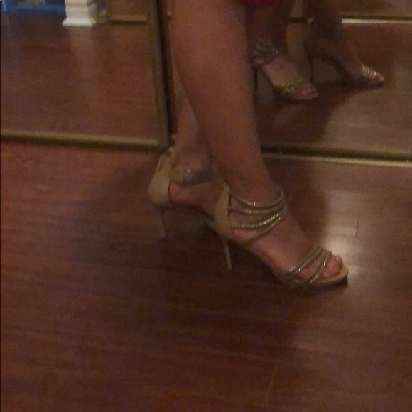 Heel shoes. Gold colour details - Picture 3 of 13